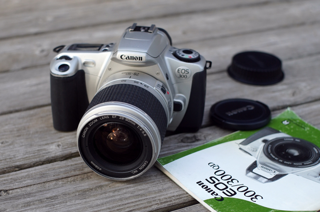 Зеркальные пленочные фотоаппараты пополнились Canon EOS 300