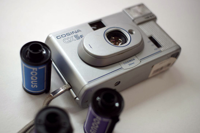 Пленочный фотоаппарат Cosina CX-5F: крутая поворотная крышка и удобная автоматика