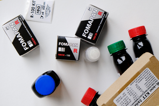 Чёрно-белая слайдовая плёнка и набор для её проявки.