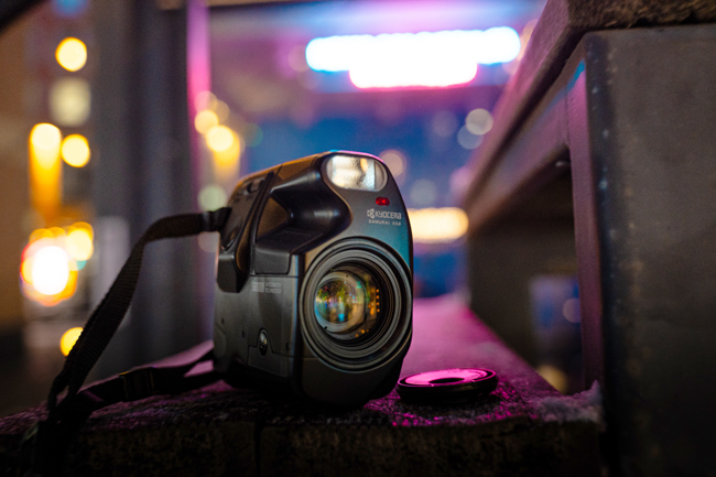 Это не видеокамера, это пленочный фотоаппарат Kyocera Samurai 3.0